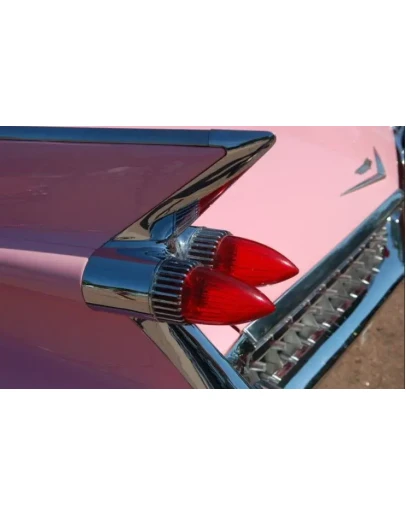 Фотография Задние крылья розового Кадиллака