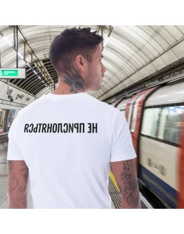 Не прислоняться. Принт на футболку.